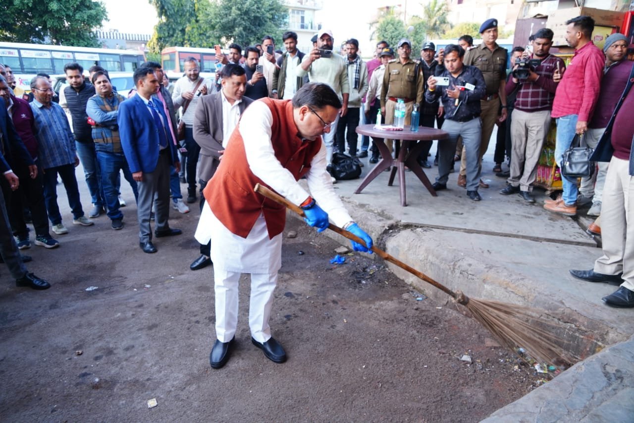मुख्यमंत्री धामी का आईएसबीटी देहरादून में औचक निरीक्षण, गंदगी देखकर खुद उठाई झाड़ू