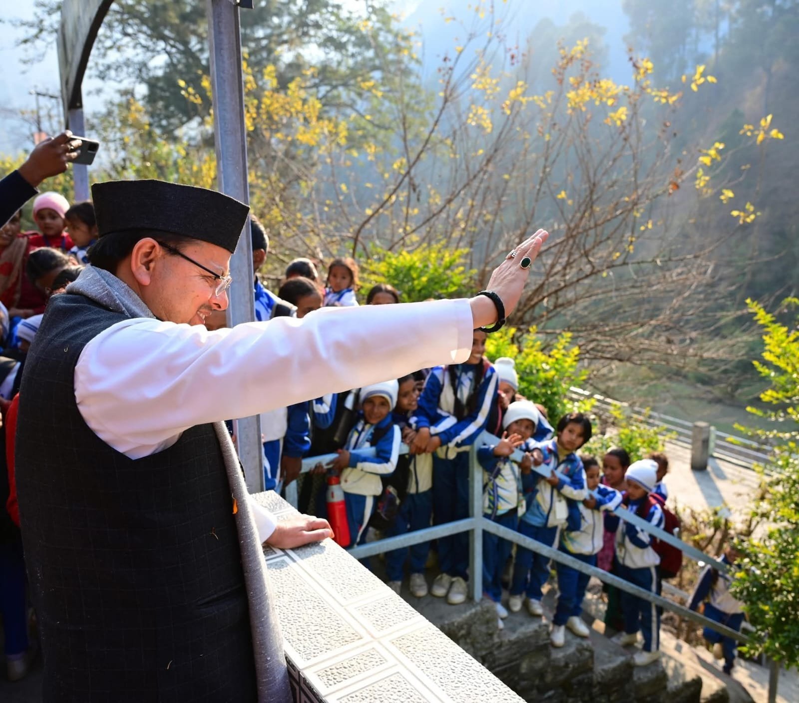मुख्यमंत्री धामी जी नें अपने दो दिवसीय बागेश्वर दौरे पर दोपहर के समय स्कूल से घर लौट रहे छात्रों से संवाद किया…
