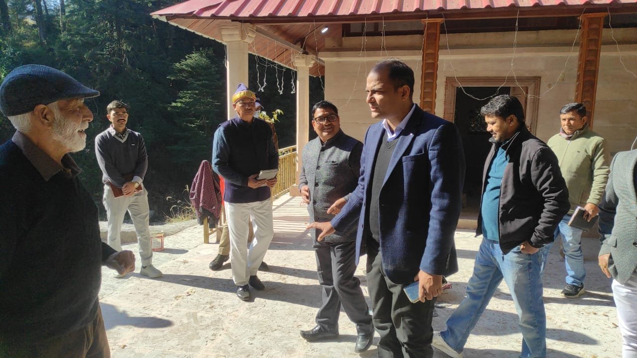 कुमाऊनी स्थापत्य की नई पहचान—घटकु–हिडिम्बा मंदिर सौंदर्यीकरण कार्यों का जिलाधिकारी ने लिया जायज़ा