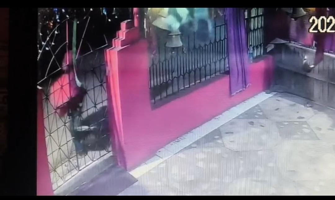 हनुमान मंदिर से देर रात दानपात्र चोरी कर लें गए स्कूटी सवार चोर, जांच में जुटी पुलिस