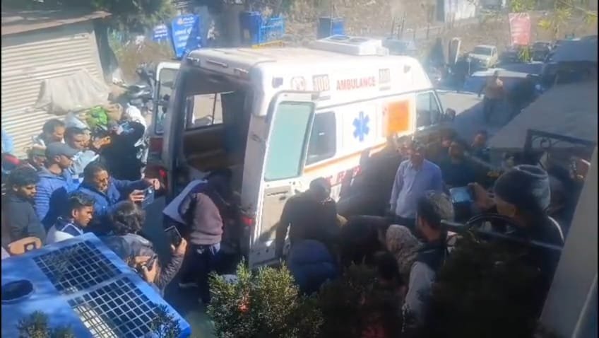 मसूरी में पटरी व्यापारियों का अनिश्चितकालीन धरना जारी, महिला व्यापारी की तबीयत बिगड़ी