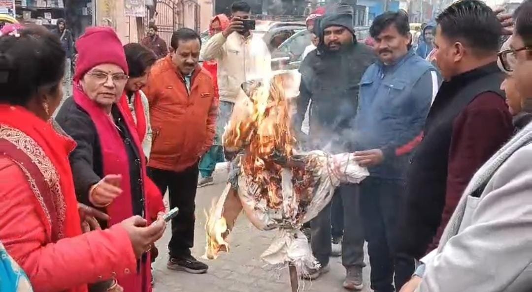 अंकिता भंडारी हत्याकांड को लेकर सियासत तेज: जसपुर में भाजपा का कांग्रेस पुतला दहन, धामी सरकार के समर्थन में नारे
