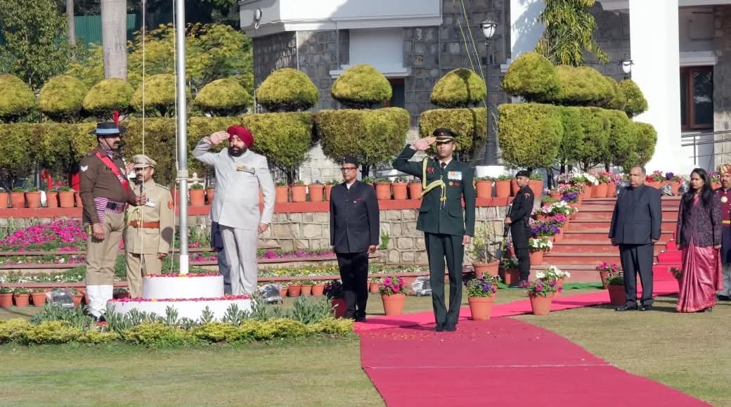देहरादून स्थित लोकभवन में गणतंत्र दिवस के अवसर पर राज्यपाल ने पूरे गरिमामय वातावरण में ध्वजारोहण किया
