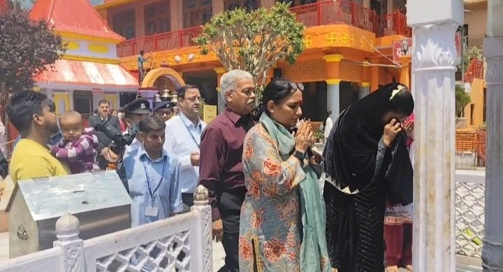 उत्तराखंड विधानसभा अध्यक्ष ऋतु खंडूरी ने नैनीताल पहुँच कर माँ पाषाण देवी में पूजा अर्चना की और माँ नैना देवी मंदिर के दर्शन किये