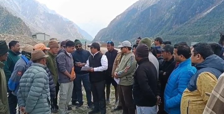 जिलाधिकारी ने अधिकारियों की टीम के साथ आदि कैलाश एवं ओम पर्वत दर्शन यात्रा की व्यवस्थाओं का स्थलीय निरीक्षण किया !