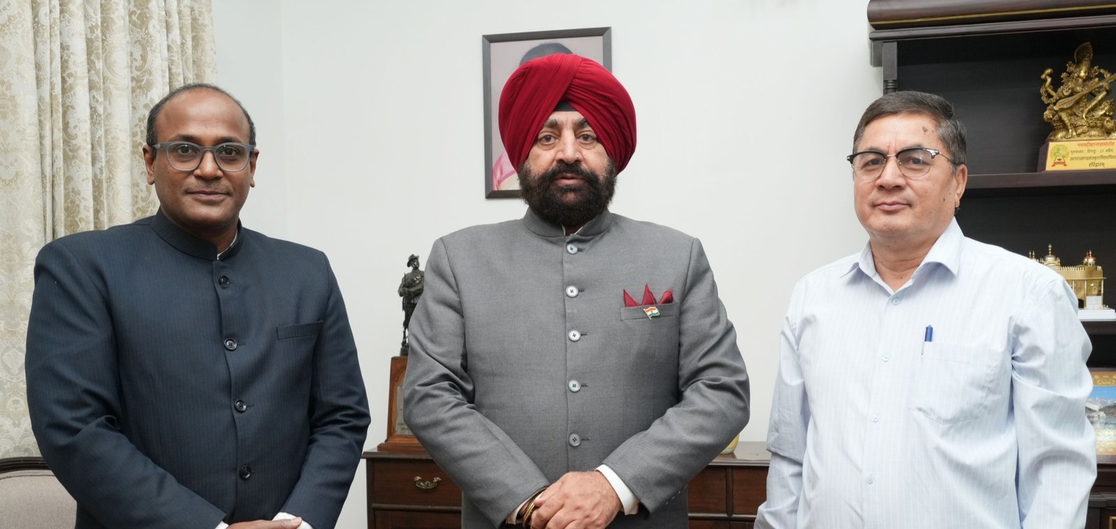 राज्यपाल लेफ्टिनेंट जनरल गुरमीत सिंह से सचिव सहकारिता डॉ. बी. वी. आर. सी. पुरुषोत्तम ने शिष्टाचार भेंट की।