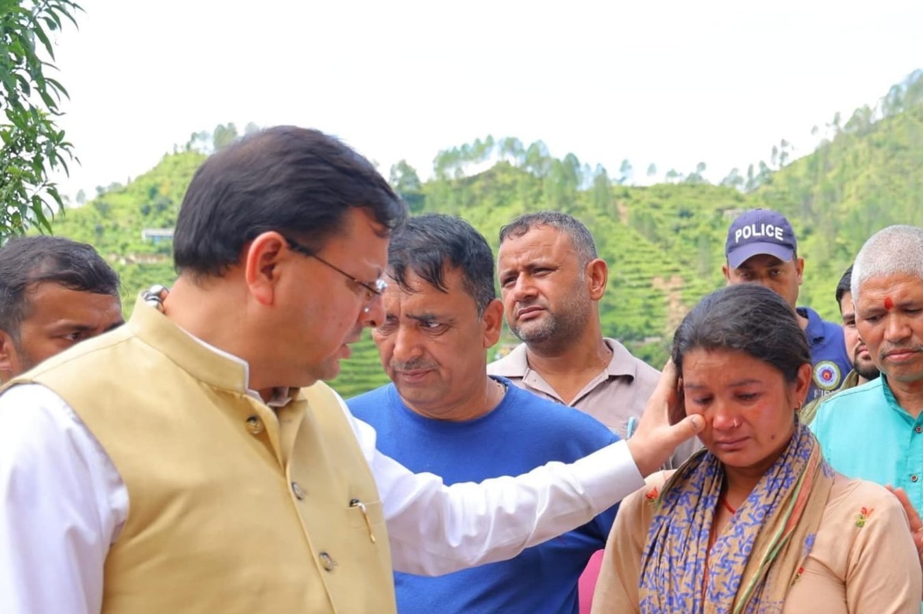 सीएम धामी ने पौड़ी गढ़वाल में आपदा प्रभावित क्षेत्रों का किया निरीक्षण, पीड़ितों से की मुलाकात