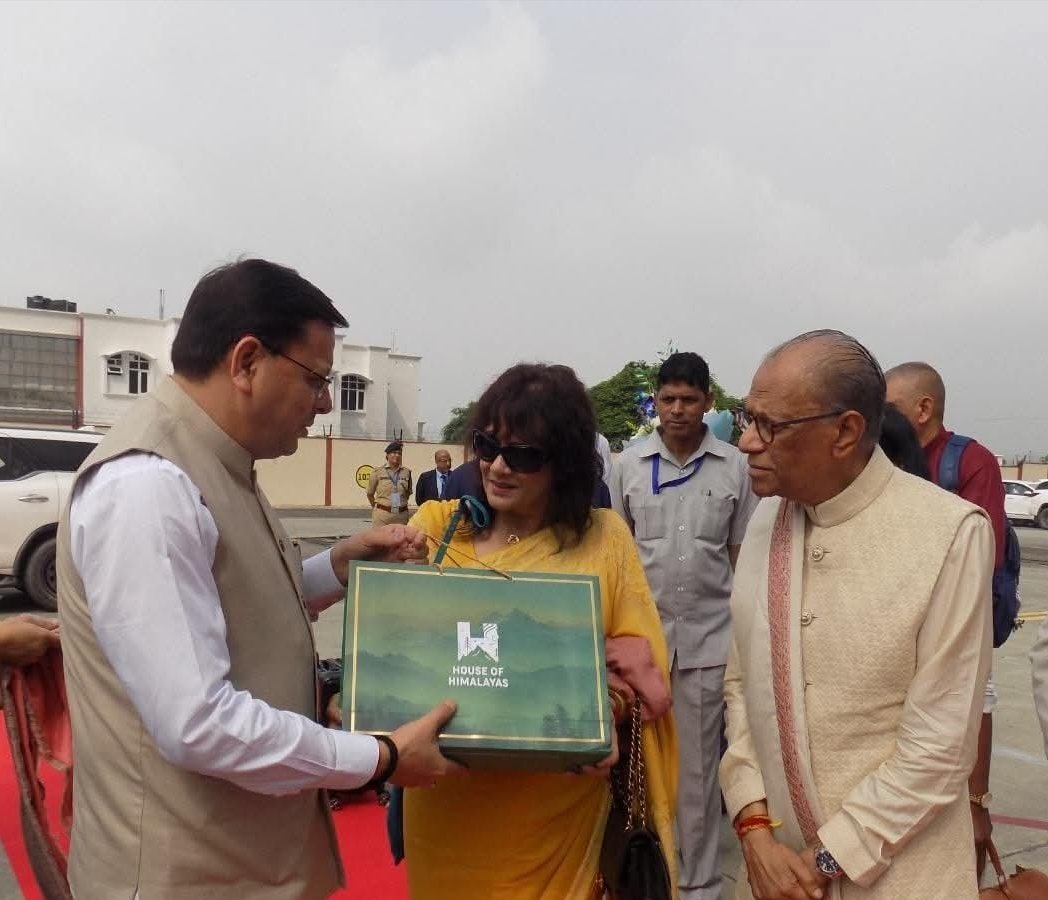 मुख्यमंत्री पुष्कर सिंह धामी ने मॉरीशस के प्रधानमंत्री Dr. Navin Ramgoolam, के देवभूमि उत्तराखंड से प्रस्थान से पूर्व जौलीग्रांट एयरपोर्ट पर भेंट की