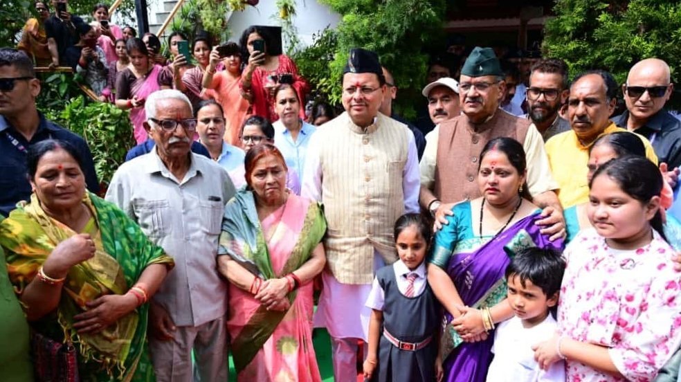 सीएम धामी ने शहीद राइफलमैन नरेश उनियाल के घर से शहीद सम्मान यात्रा 2.0 का किया शुभारंभ