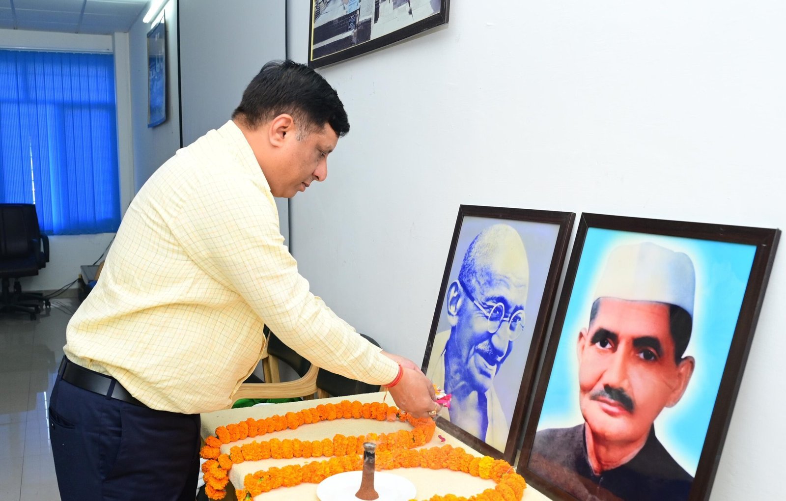 गांधी-शास्त्री जयंती पर सूचना विभाग ने दी श्रद्धांजलि, लिया सत्य-अहिंसा व “जय जवान जय किसान” का संकल्प