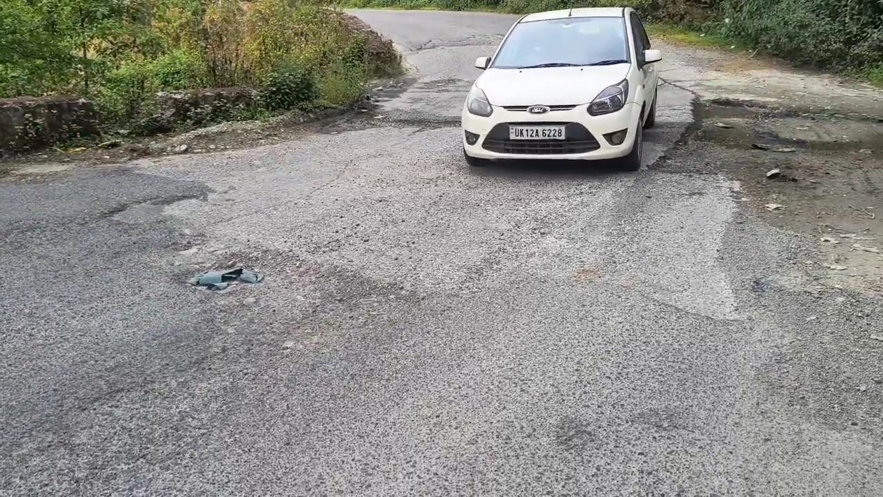 राष्ट्रीय राजमार्ग 309 पौड़ी श्रीनगर लगातार वाहन दुर्घटनाओं को दे रहा निमंत्रण