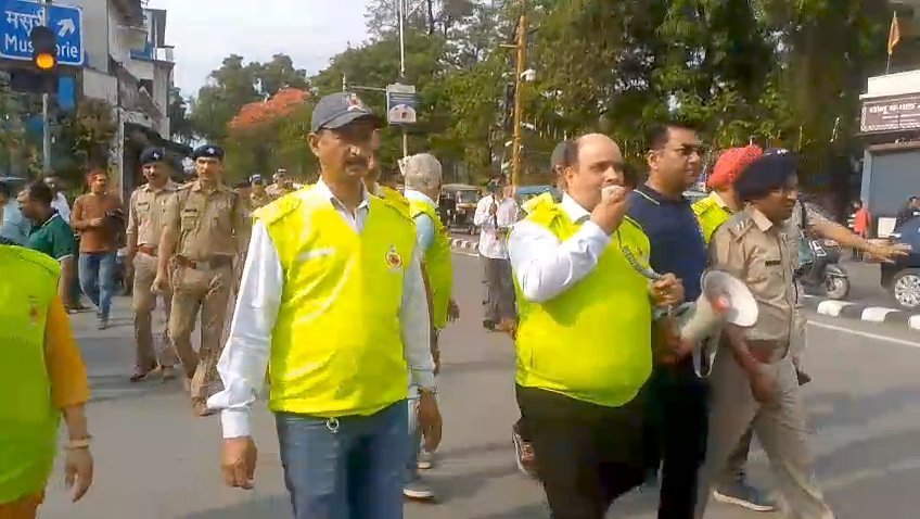 “युद्ध की आशंका के बीच सुरक्षा कवायद: देहरादून में मॉकड्रिल, स्थानीय लोगों को दी गई सुरक्षा की जानकारी”