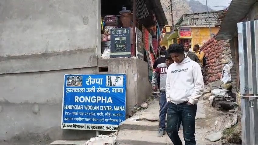 बद्रीनाथ के कपाट खुले, माना गांव में लौटी रौनक: श्रद्धालुओं ने व्यास गुफा और भीमकुंड में किए दर्शन