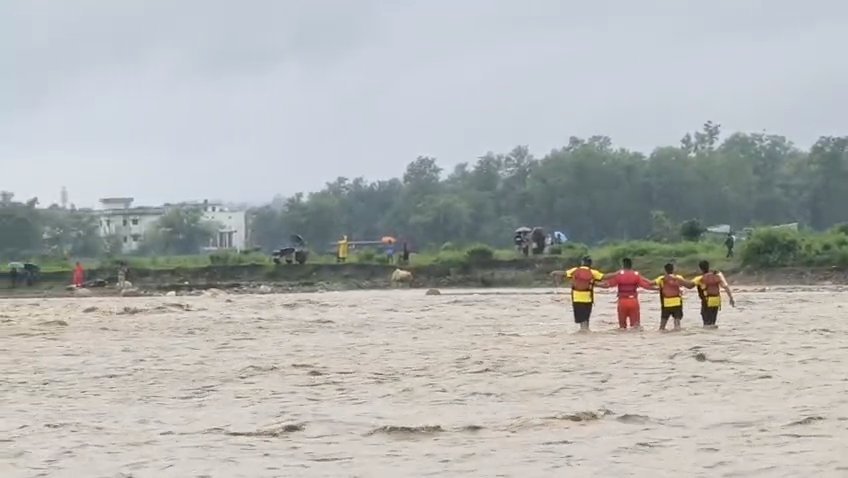 पानी के सैलाब में फंसे तीन लोग …SDRF ने बचाई जान