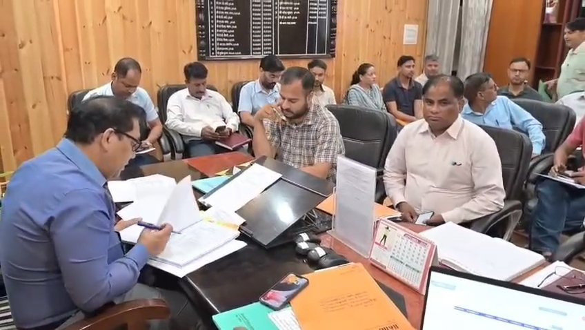सीएम हेल्पलाइन पोर्टल पर पंजीकृत शिकायतों की गहन समीक्षा,सीडीओ ने अधिकारियों को त्वरित निस्तारण के दिए निर्देश