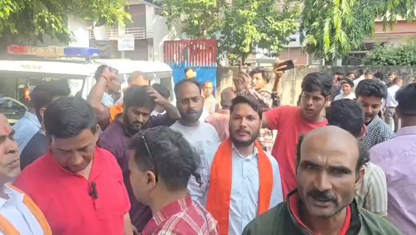 हिंदूवादी संगठन ने गौमांस से भरे दो पिकअप वाहन पकड़े, हिंदूवादी संगठनों का आरोप – बैलपड़ाव पुलिस और फॉरेस्ट विभाग ने पैसे लेकर छोड़ी गाड़ियां, कार्रवाई की उठी मांग